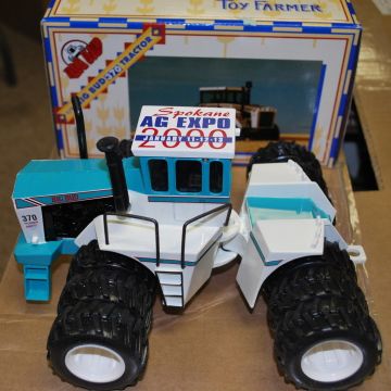 Big Bud - 370 - 4WD Duals Bafus blue 2000 Spokane Ag Expo - 1/32