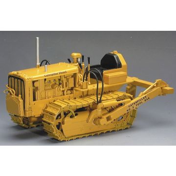 Cat - D2 - Crawler, Antique CAT Mach. Owners Club with tool bar ripper - 1/16