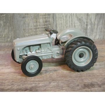 Ford - 9N - 1995 National Farm Toy Museum 5th in Series II - 1/16