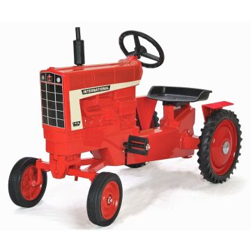 IH - 1466 - Pedal, WF, muffler, flat fenders -