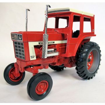 IH - 1568 - WF Red Cab white stripe V8 Engine # 3 IH V8 Series - 1/16
