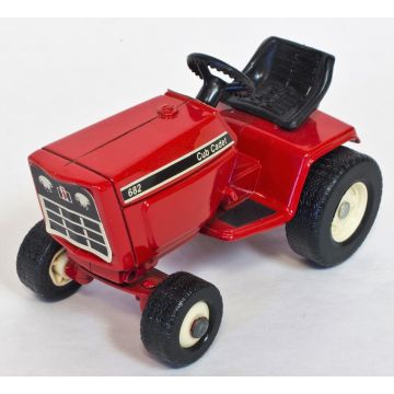 IH - 682 - Cub Cadet, red - 1/16