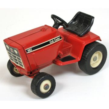 IH - 682 - Cub Cadet, red First Edition - 1/16