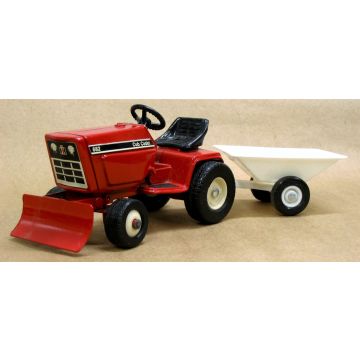 IH - 682 - Cub Cadet, red, blade & cart - 1/16