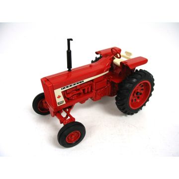 IH - 806 - WF flat fenders 2000 Canadian International Farm Show - 1/16