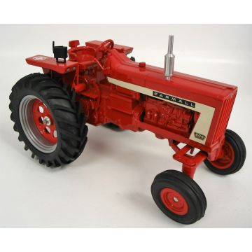 IH - 806 - WF flat fenders 2004 National Assoc. of Farm Broadcasters fender radio - 1/16