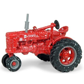 IH - M - NF Snowy Holiday Tractor - 1/64