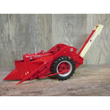 IH - M - Super M, 2MH picker 2007 National Farm Toy Museum - 1/16