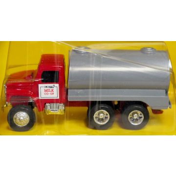 UB - Truck - Milk tanker, Ertl Milk Co-op, red cab - 1/64
