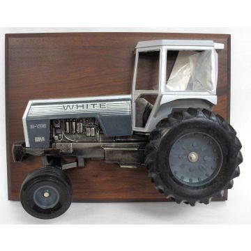 White - 2-135 - 2WD Cab 1/2 tractor on wall plaque, silver stripe - 1/16