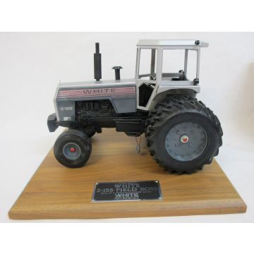White - 2-155 - 2WD Duals Cab on wood plaque, silver stripe - 1/16
